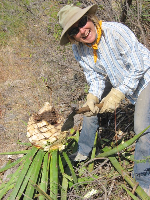 Cathy demonstrate's the proper technique for trimming leaves off the piña. A true jimadora!